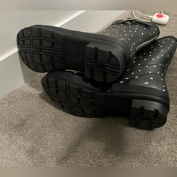 Cute polka dot dark blue almost black and raindrop white size 9 nearly new boots - Picture 9 of 12